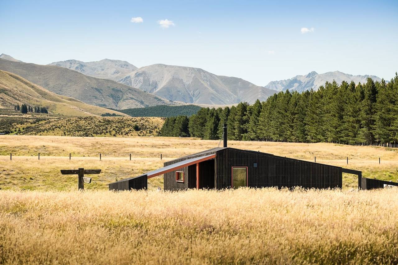 Exterior view of the cabin and its surrounds