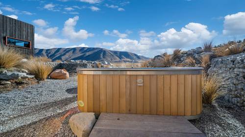 A huge stainless steel hottub to enjoy day and night views